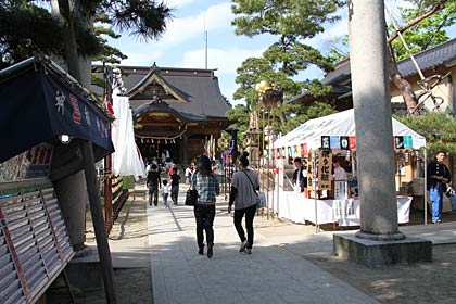 祭りムード一色の八幡宮境内