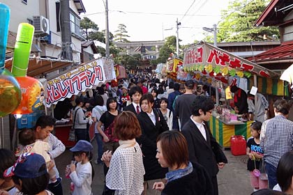  3.2万人の人出だった八幡宮春季例大祭宵宮の露店のにぎわい