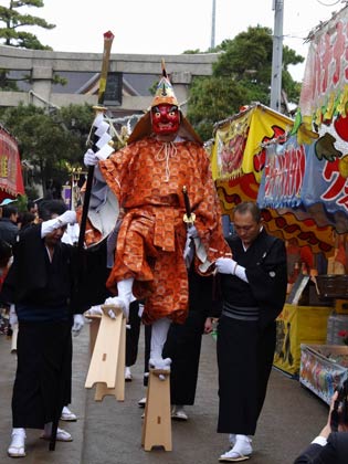  15日行われた三条大名行列で八幡宮を出発する天狗