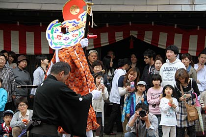 いくつか設けられた休息所で天狗は交代する