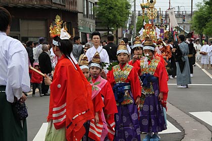  神明宮から迎えの諏訪神社の稚児が迎えに出て行列を先導する