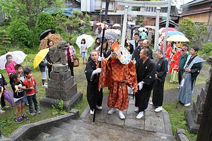 田島・諏訪神社に到着した天狗