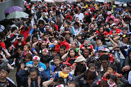  舞い込みが行われた八幡宮に子ども、子ども、子ども…