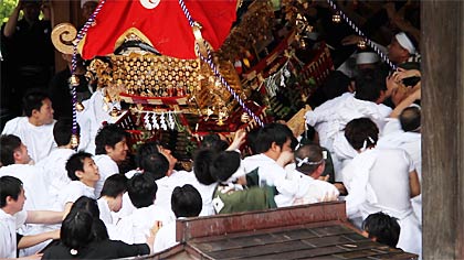  もみ合いをして神輿が本殿に戻る