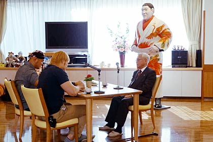 実物大のジャイアント馬場の石こう像のそばで懇談