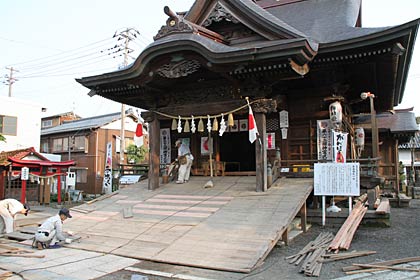 19、20日と春季例大祭が行われる燕市・戸隠神社、17日夕方には拝殿にスロープが設置される