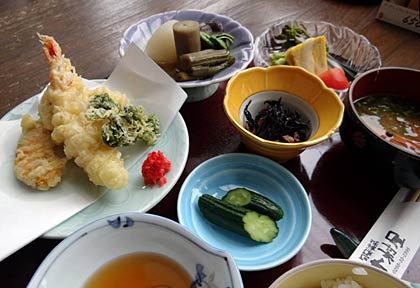 旬風満菜「木村屋」の天ぷらをメーンにした人気のレディースセットは998円