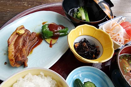 「越後もち豚」の角煮で「角煮御膳ハーフ」（1,113円）