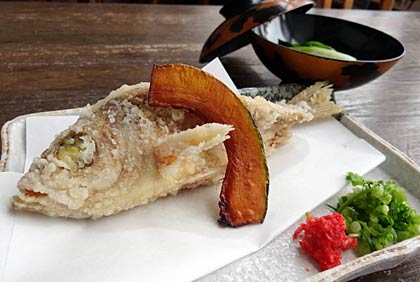 「魚の唐揚げ定食」（798円）