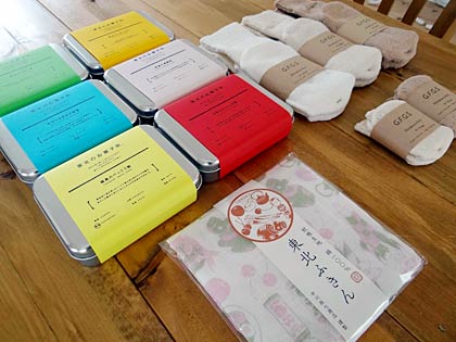 20日開かれる第2回チャリティフリーマーケット in Roomで販売される震災復興を支援する商品、中川政七商店の「東北お菓子缶」とオーガニックコットン靴下