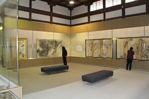 6月17日まで三条市歴史民俗産業資料館で開かれている企画展「屏風－くらしのなかの絵画－」後期展