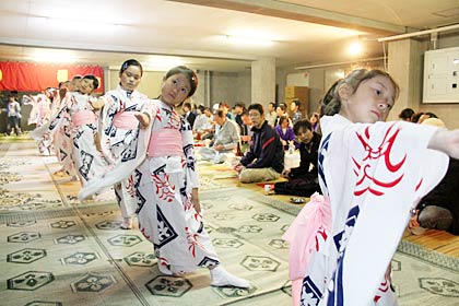 戸隠神社の春季例大祭に向けてけいこする横町万灯組