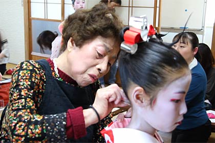 木場小路万灯組で踊り子の「お玉」の化粧をする「コスメド京子」の竹内京子さん