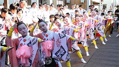 横町万灯組が踊りのけいこをつけてくれる花柳徳紀女さんの家の前で最初に踊りを披露
