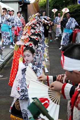 木場小路万灯組が木場小路で踊りを披露
