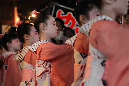 戸隠神社で下座をつける横町万灯組の踊り子