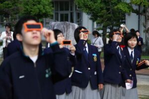燕市立吉田中学校で日食観測会、生徒87人が参加して太陽の9割以上が月で隠れる部分日食を観測