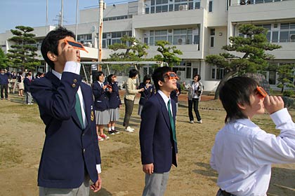 日食を観測する生徒