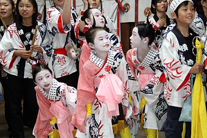 拝殿で舞込みを待つ踊り子