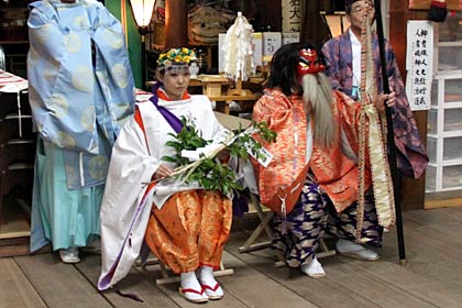 ことしの宮神輿を先導したサルタヒコとアメノウズメ