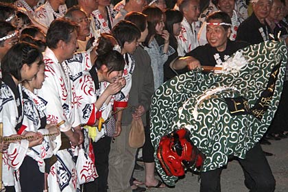 上横町神楽保存会が獅子神楽を奉納