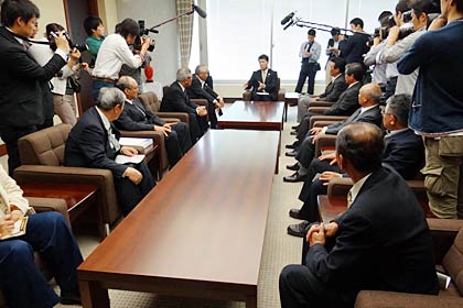 三条市福島新田甲自治会が震災がれきの受け入れについて泉田知事と面談、要望書を提出