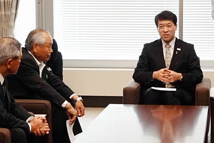 面談する泉田知事と三条市福島新田甲自治会の山岸自治会長