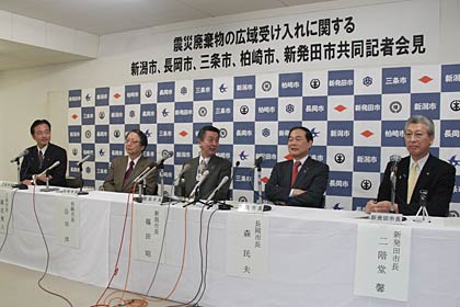 3月31日に三条市で行われた震災がれき受け入れの5市による共同記者会見のようす