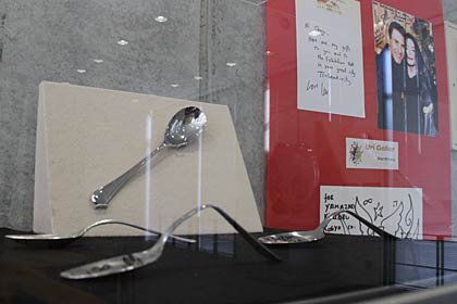 燕市産業史料館が展示している「ほこ×たて」でユリ・ゲラーさんに勝利したスプーンなど