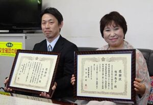 燕市内で側溝に転落した男性を発見、救助したふたりに燕署が感謝状