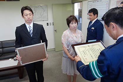 中村署長から感謝状を手渡す