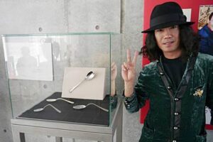 燕市産業史料館のスプーン曲げに挑戦の名乗りを上げたピースさん、ユリ・ゲラーが曲げられなかった山崎金属工業のスプーン「コブラ」と並んで