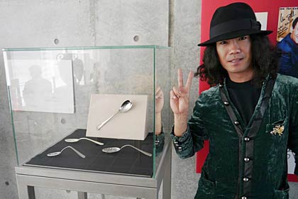 燕市産業史料館のスプーン曲げに挑戦の名乗りを上げたピースさん、ユリ・ゲラーが曲げられなかった山崎金属工業のスプーン「コブラ」と並んで