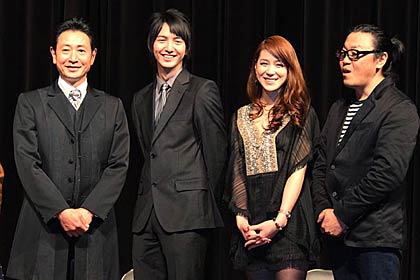 5月26日にWMC県央で『アノソラノアオ』の先行上映前に舞台あいさつを行う左から三田村邦彦さん、中山麻聖さん、相沢まきさん、ナシモトタオ監督（3月10日に燕市文化会館で行われた『アノソラノアオ』のトークショーで撮影）