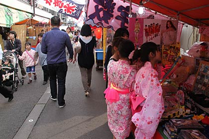  24、25の2日間行われている燕市・吉田天満宮の露店