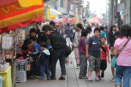 213の露店がぎっしりと並ぶ