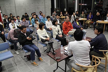 工場長の山崎さんと斉藤学芸員の対談に大勢が来場