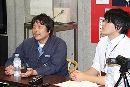 山崎さんと斉藤学芸員