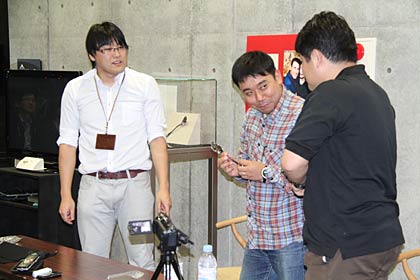 来館者もスプーン曲げに挑戦したが世界最強のスプーン「コブラ」の前に撃沈