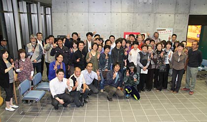 最後に来館者と一緒にみんなで記念撮影