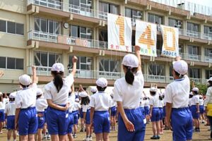 燕市内一の伝統校、燕東小学校創立140周年記念大運動会、140周年記念で巨大なパネルのオープンや風船イベント