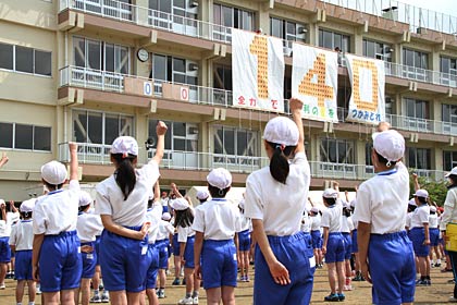 燕市立燕東小学校の創立140周年記念大運動会で創立140周年記念パネルのオープン