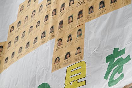 パネルの「140」の数字は全校児童の顔写真入りメッセージで描かれている