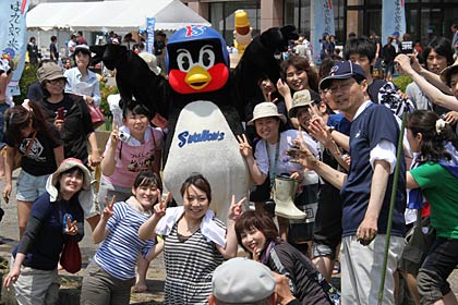 燕市の農業体験田「スワローズ・ライスファーム」で行われた田植えでつば九郎とファン、右手前に鈴木市長も