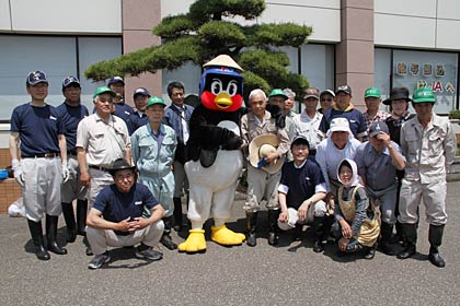 燕市やJA越後中央の職員とつば九郎が記念写真