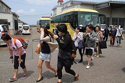バスツアーは2台の観光バスに分乗して到着