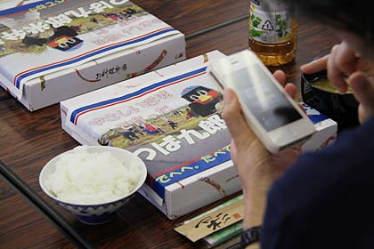 つば九郎弁当を写真に撮る参加者