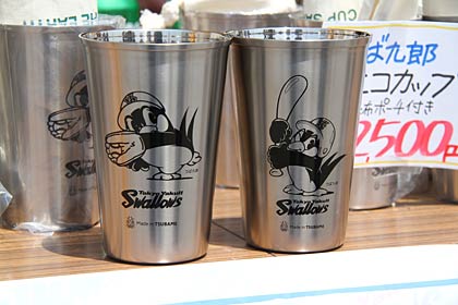 田植えにあわせてつば九郎エコカップの第2弾（左）の新デザインも登場