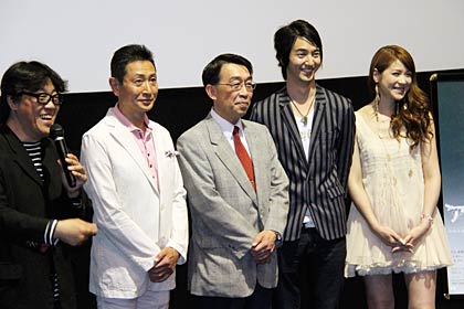 6月2日からの映画「アノソラノアオ」の上映を前にワーナー・マイカル・シネマズ県央で行われた舞台あいさつと先行上映、左からナシモト監督、三田村さん、細川燕商議所副会頭、中山さん、相沢さん