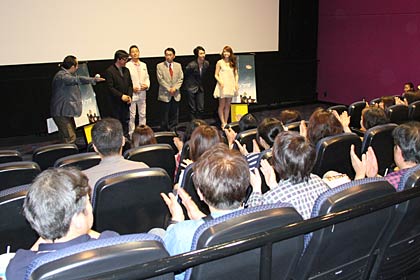 約100人が来場して舞台あいさつを聞いてから映画を鑑賞